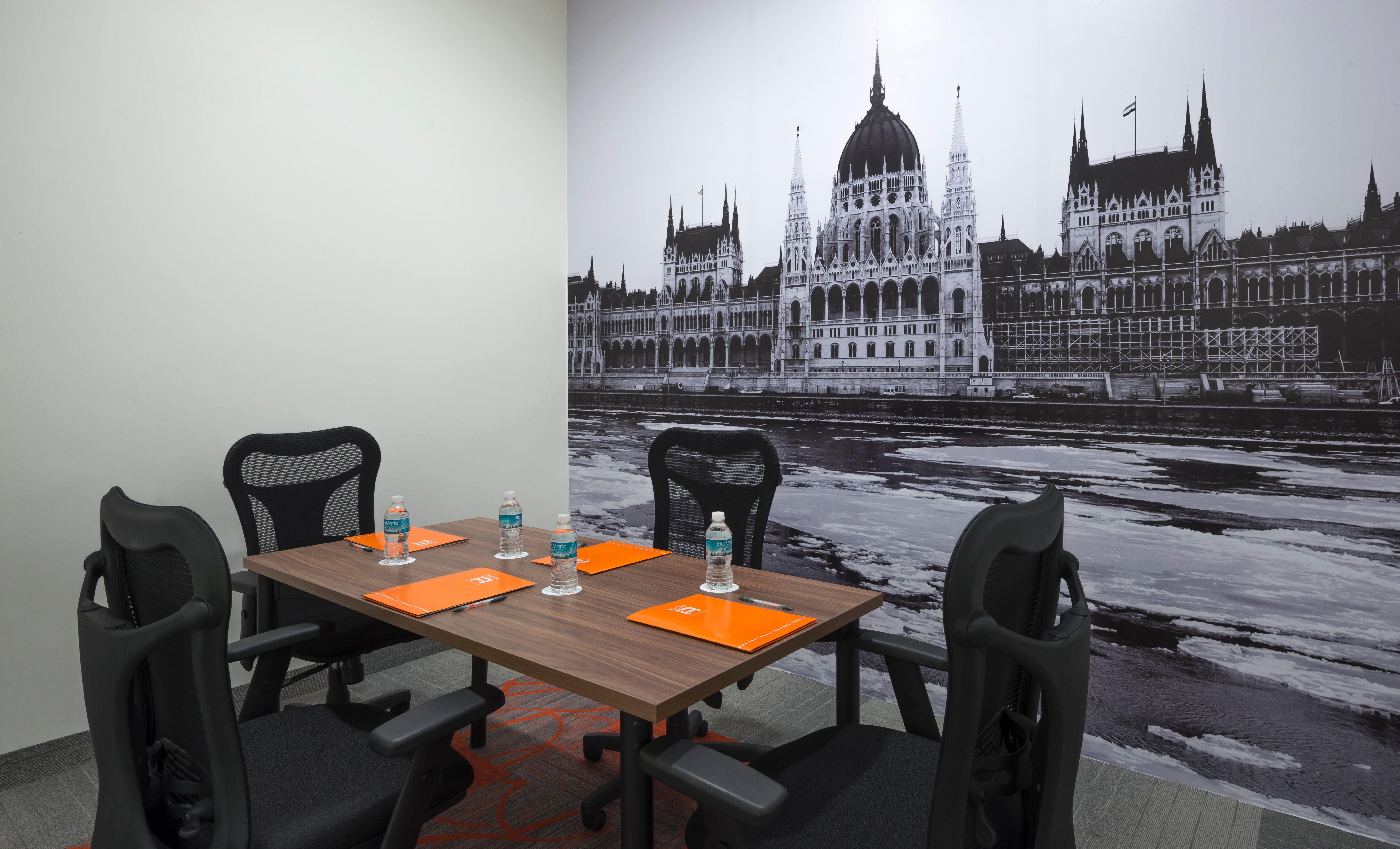 Real Inn Tijuana By Camino Real Hoteles מראה חיצוני תמונה A meeting room at the Budapest Business Center