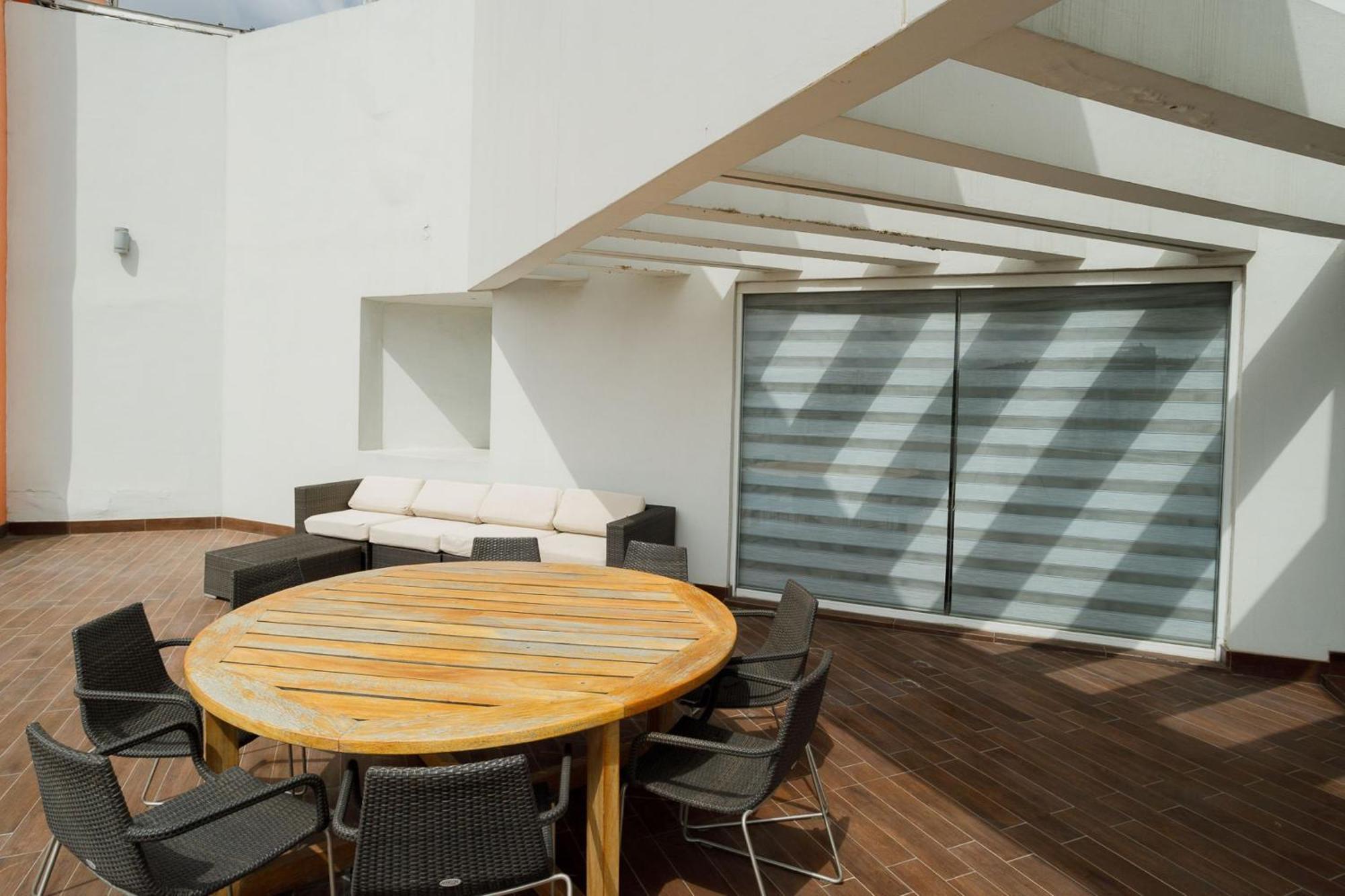 Real Inn Tijuana By Camino Real Hoteles מראה חיצוני תמונה A room with a large window