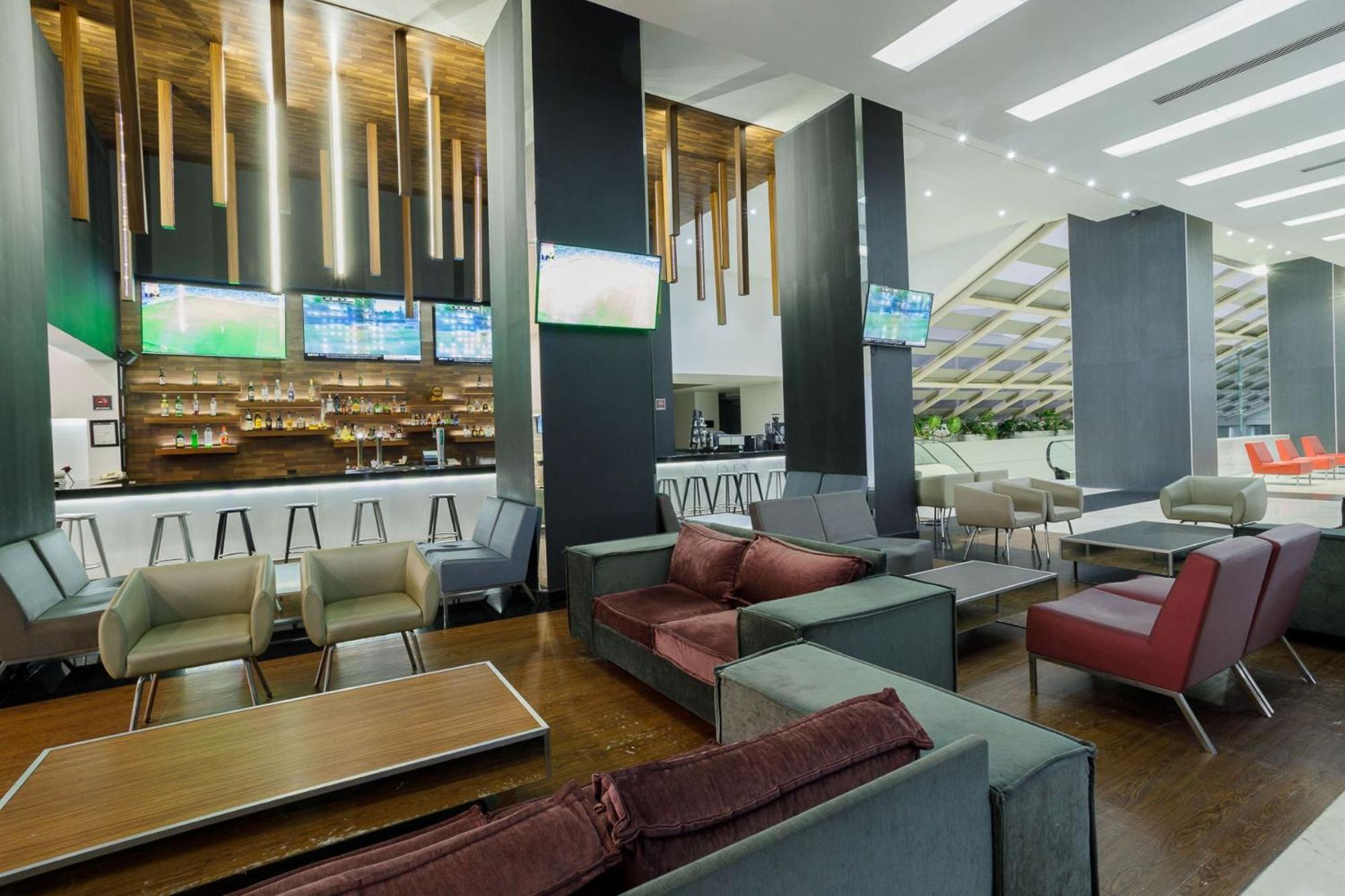 Real Inn Tijuana By Camino Real Hoteles מראה חיצוני תמונה The lounge at the airport