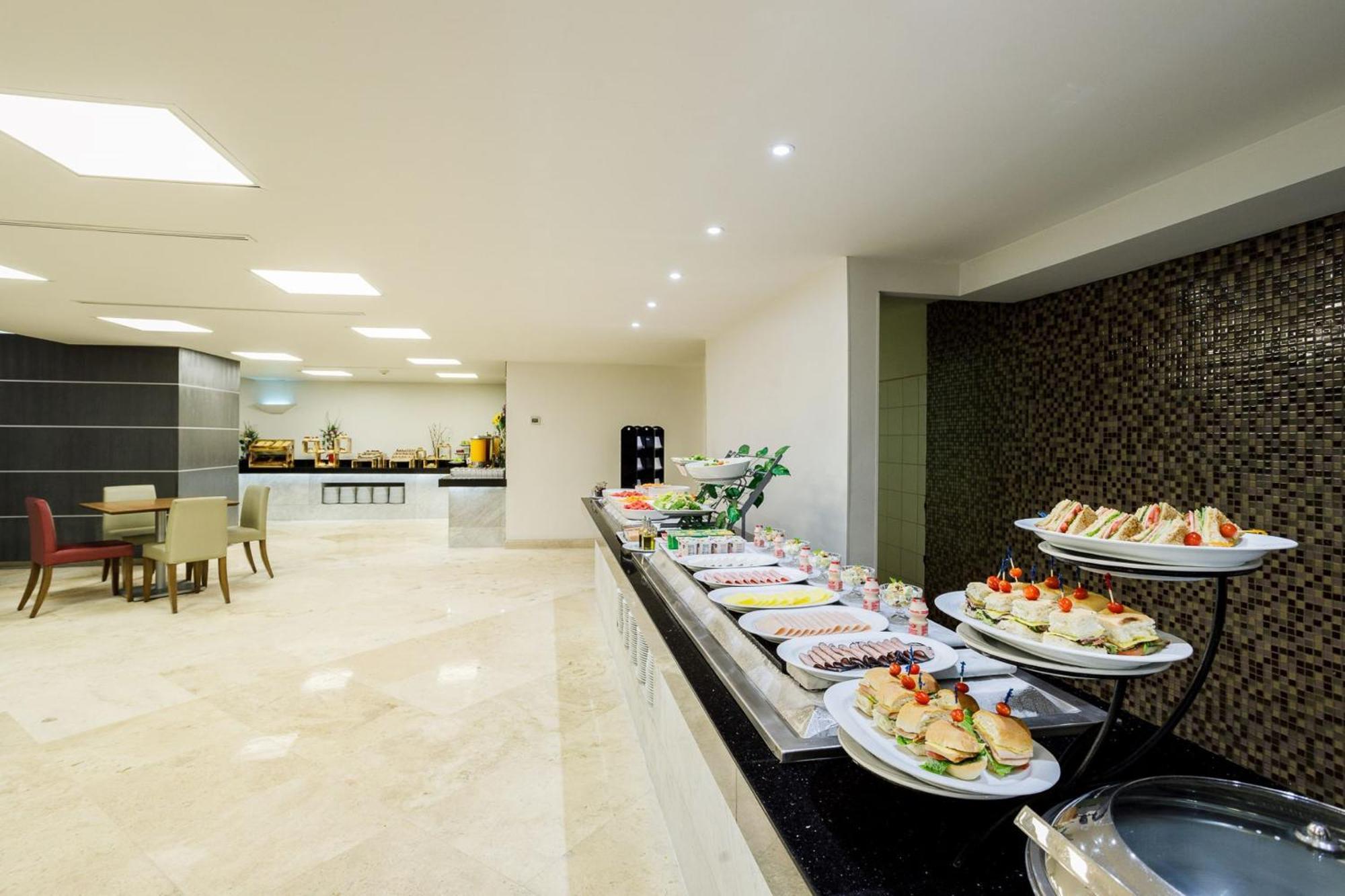 Real Inn Tijuana By Camino Real Hoteles מראה חיצוני תמונה The lounge at the airport