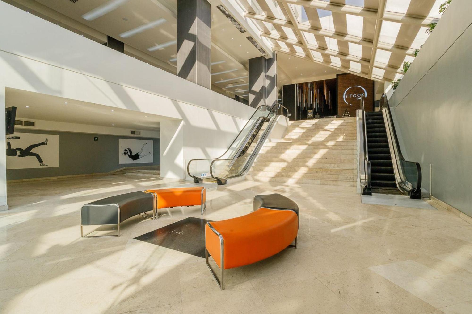 Real Inn Tijuana By Camino Real Hoteles מראה חיצוני תמונה Interior of the terminal