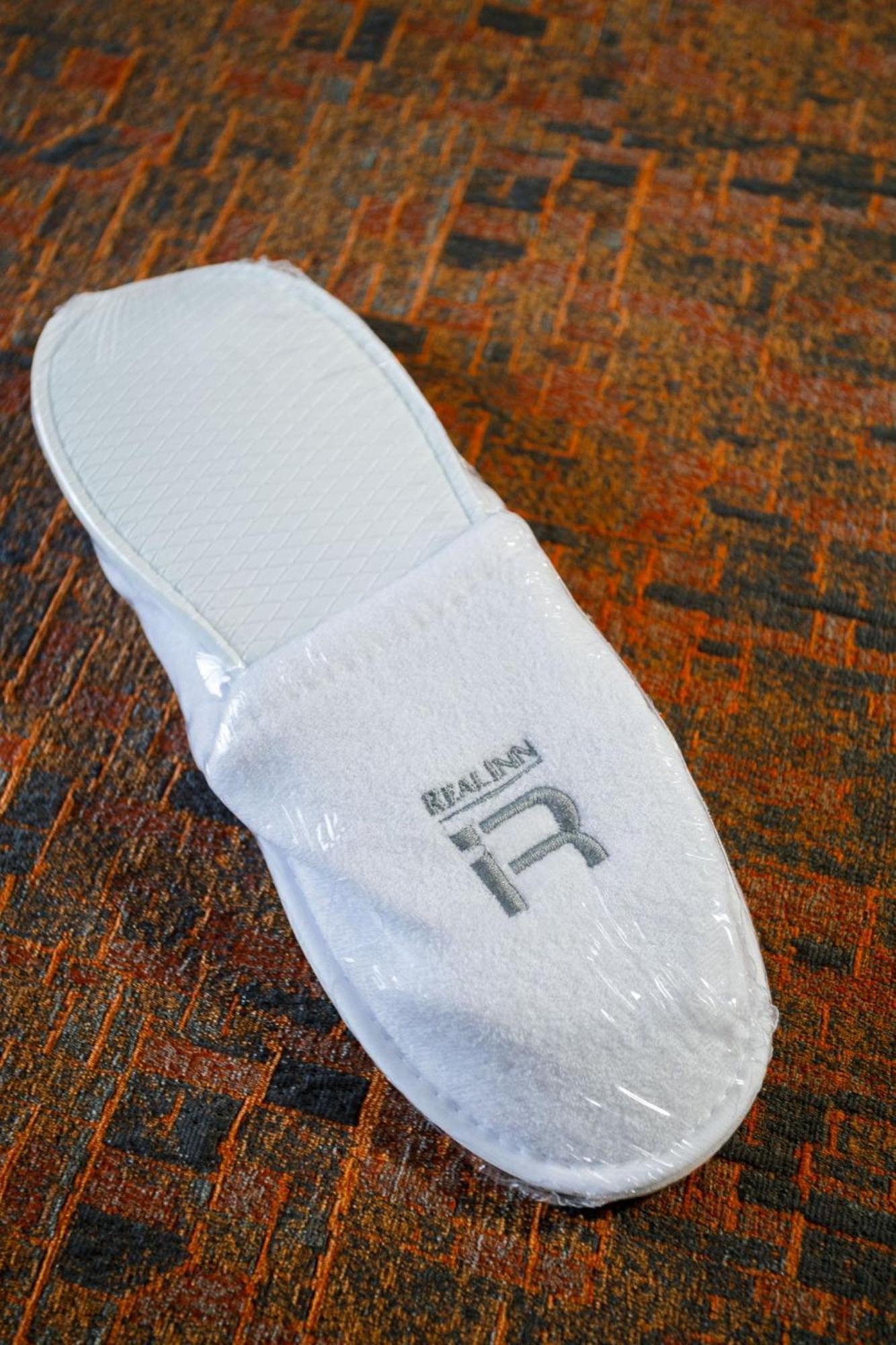 Real Inn Tijuana By Camino Real Hoteles מראה חיצוני תמונה A pair of hotel slippers