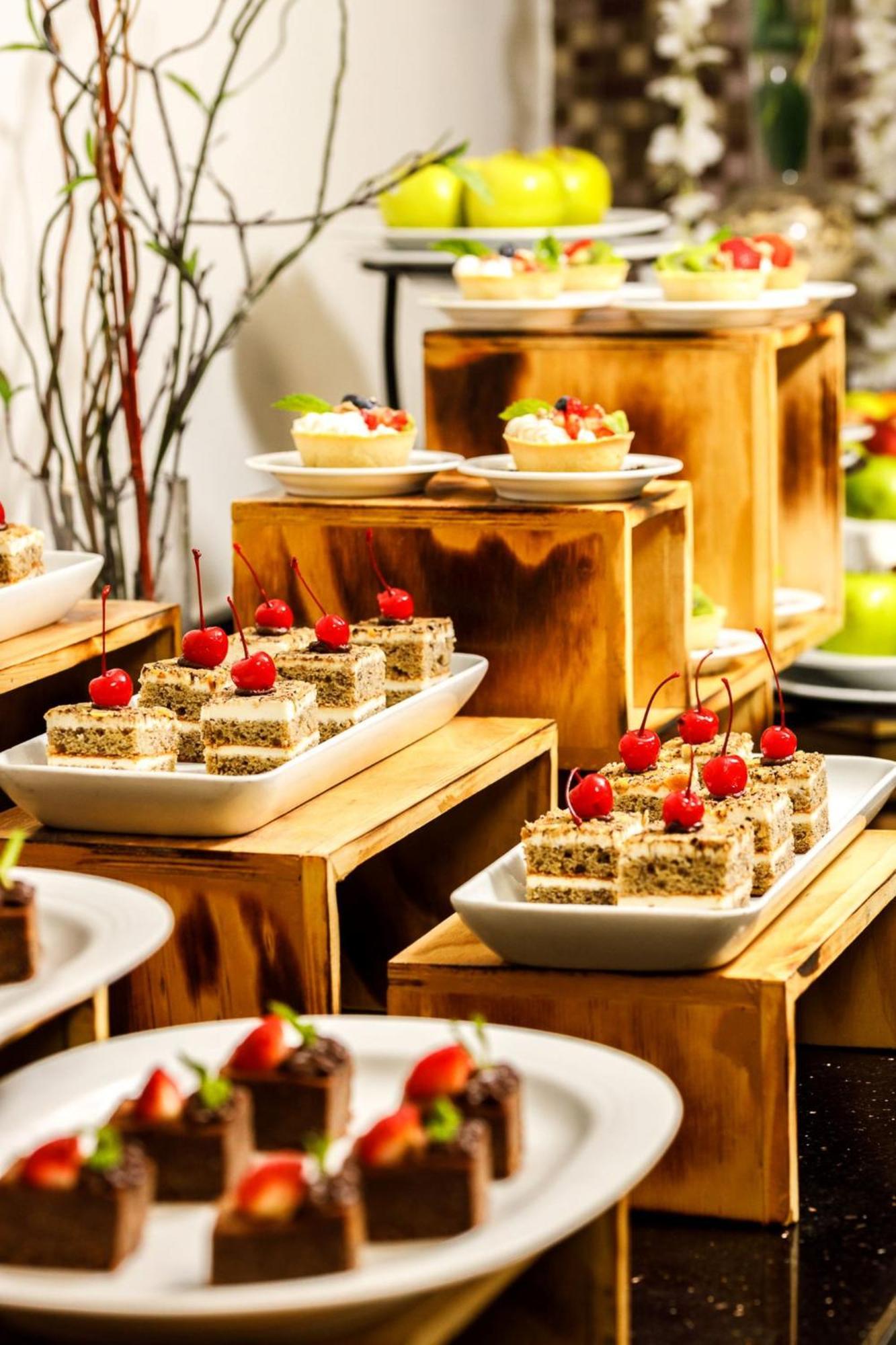 Real Inn Tijuana By Camino Real Hoteles מראה חיצוני תמונה A dessert buffet