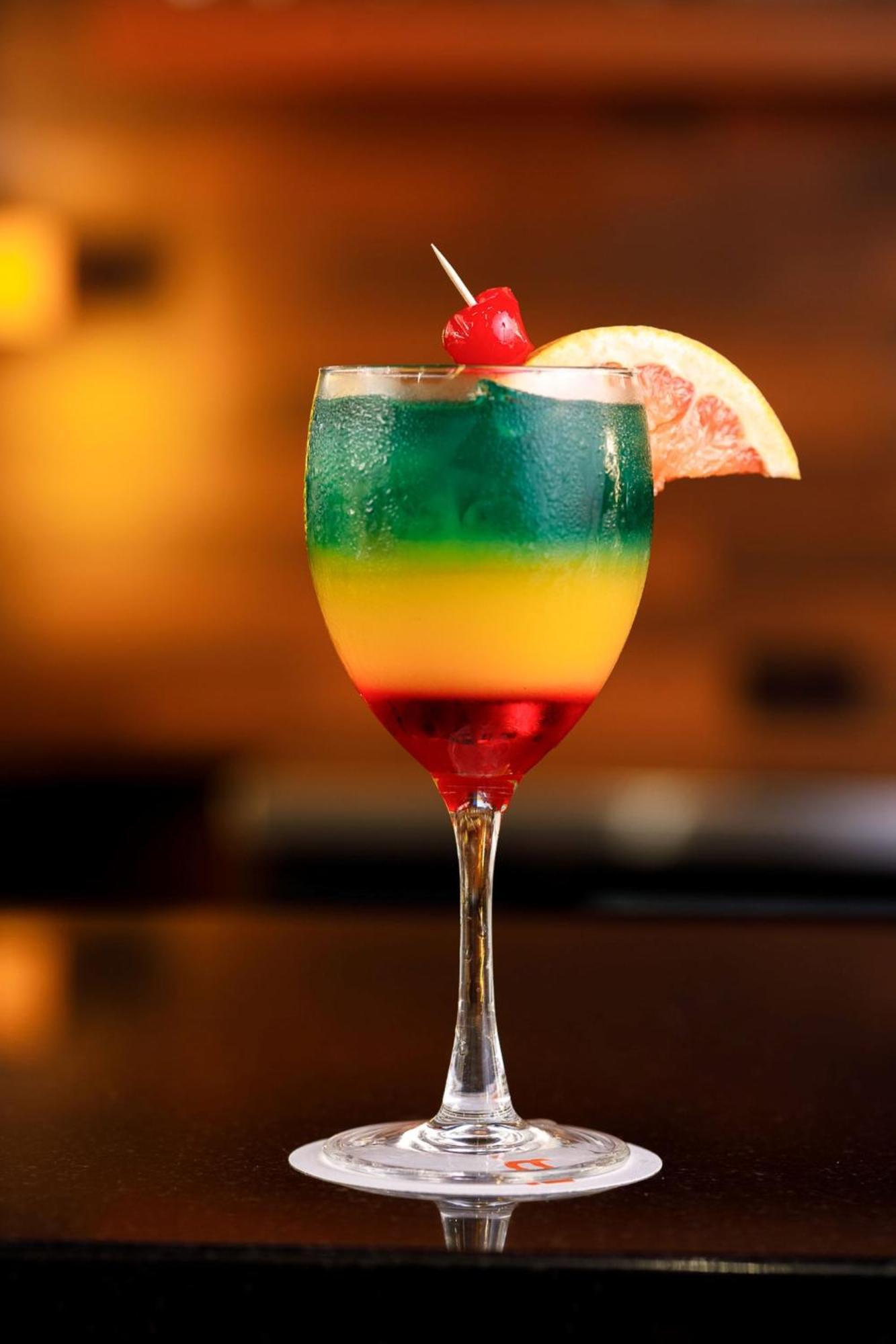 Real Inn Tijuana By Camino Real Hoteles מראה חיצוני תמונה A layered cocktail